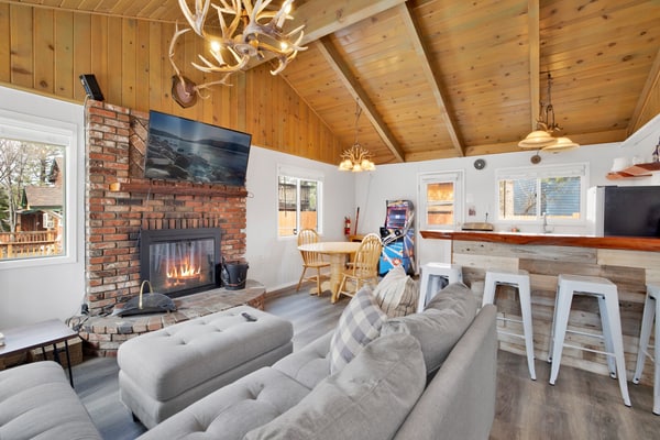 Storyville Retreat Cabin w/ Hot Tub at Big Bear Lake