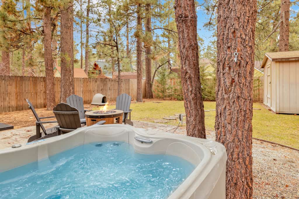 Beary Cozy Cabin w/ Hot Tub- Walk to Lake Couple's Cottage