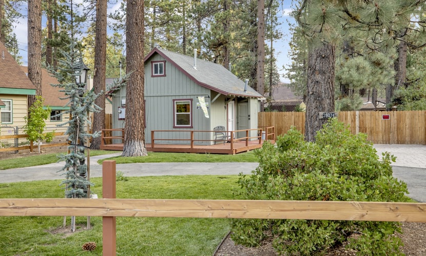 Beary Cozy Cabin w/ Hot Tub- Walk to Lake Couple's Cottage