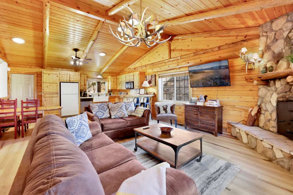 Crescenta Pines Log Cabin Retreat w/ Hot Tub