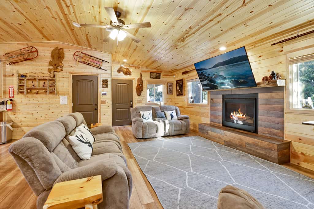 Skyline Log Cabin | Views, Pets & Slopes