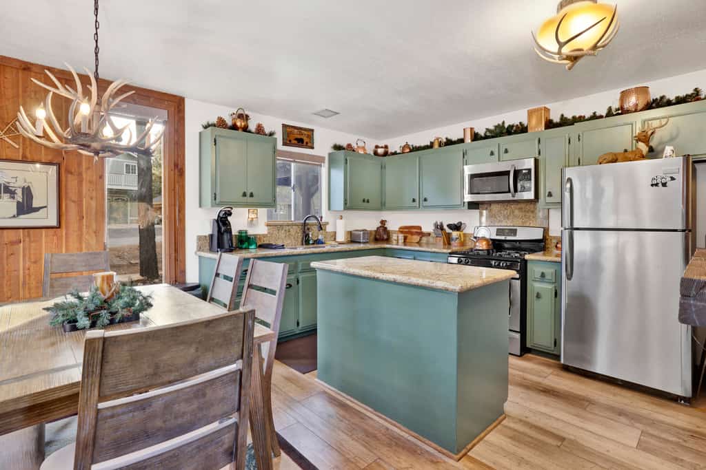 Mockingbird Mountain Getaway by Big Bear Vacations