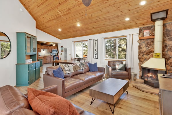 Natures Delight | W/ Hot Tub | FIrepit | Near ski resorts