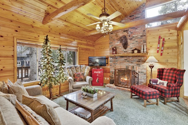 Timber Pines Chalet Retreat Cottage w/ Hot Tub