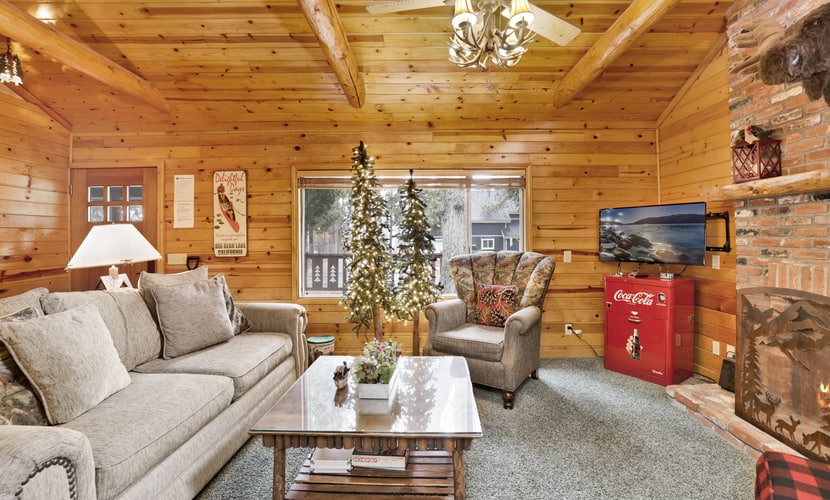 Timber Pines Chalet Retreat Cottage w/ Hot Tub