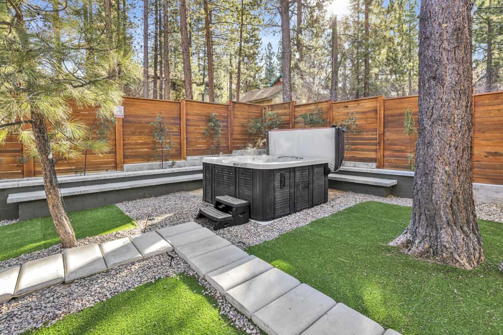 Oriole House- Walk to Lake Chalet w/ Hot Tub