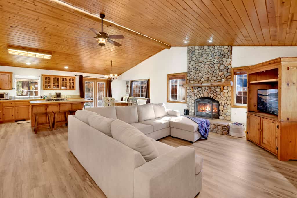 Oriole House- Walk to Lake Chalet w/ Hot Tub