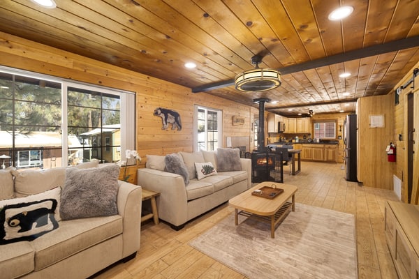 Lily's Bear Cabin | Adorable Downtown Cottage with Brand-New Game Room