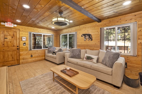 Lily's Bear Cabin | Adorable Downtown Cottage with Brand-New Game Room