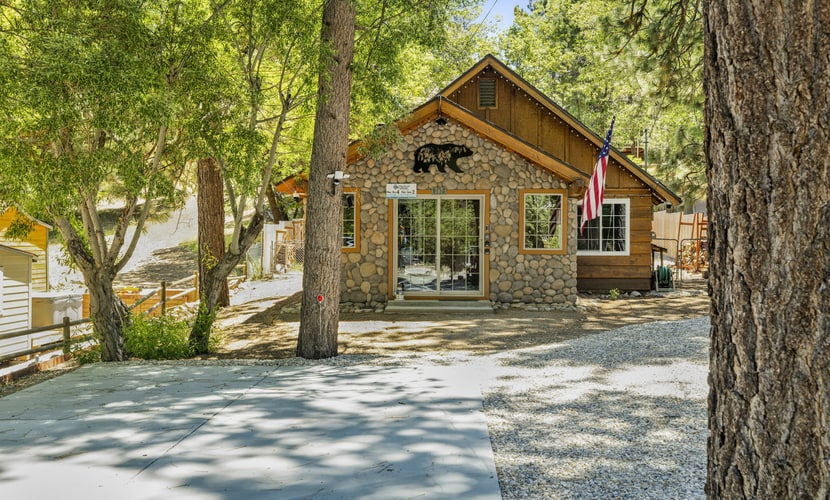 Lily's Bear Cabin | Adorable Downtown Cottage with Brand-New Game Room
