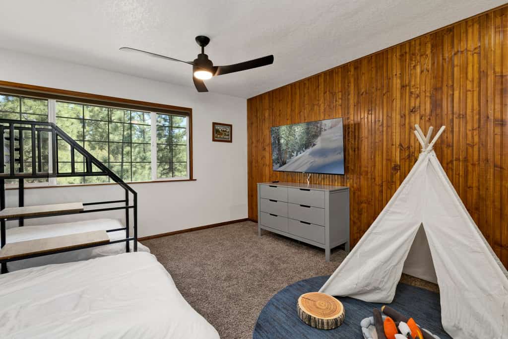 The Fox Den Big Bear ~ Modern Mountain View Retreat w/ Hot Tub