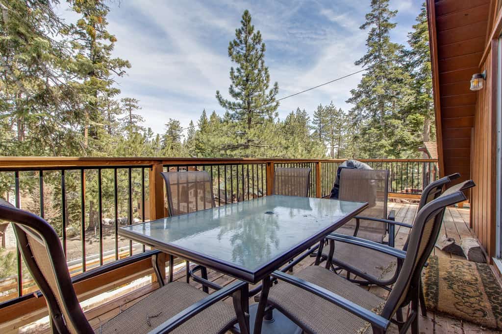 Castle Rock Cabin #2 ~ Cozy cabin close to Fisher Cove & Boulder Bay - short drive to skiing