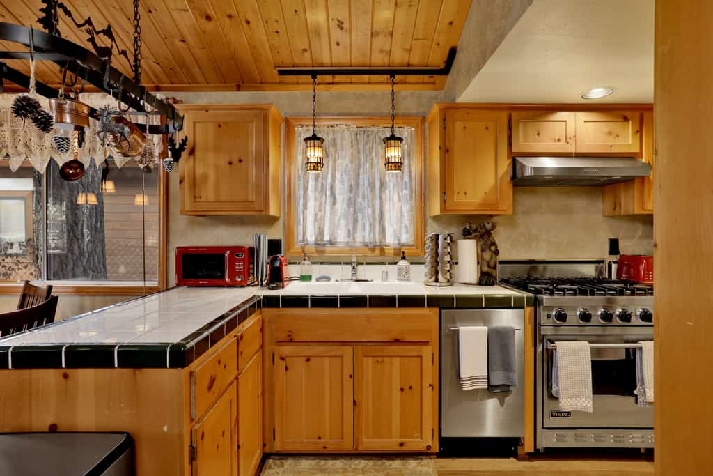 Craftsman Hideaway ~ Cabin near the lake and zoo with fireplace, full kitchen, patio, & BBQ