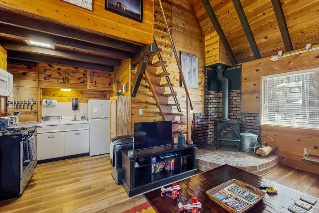 Bristlecone Cottage ~ Ideally Located Cabin Near Skiing & Hiking w/ Wood Stove & Full Kitchen