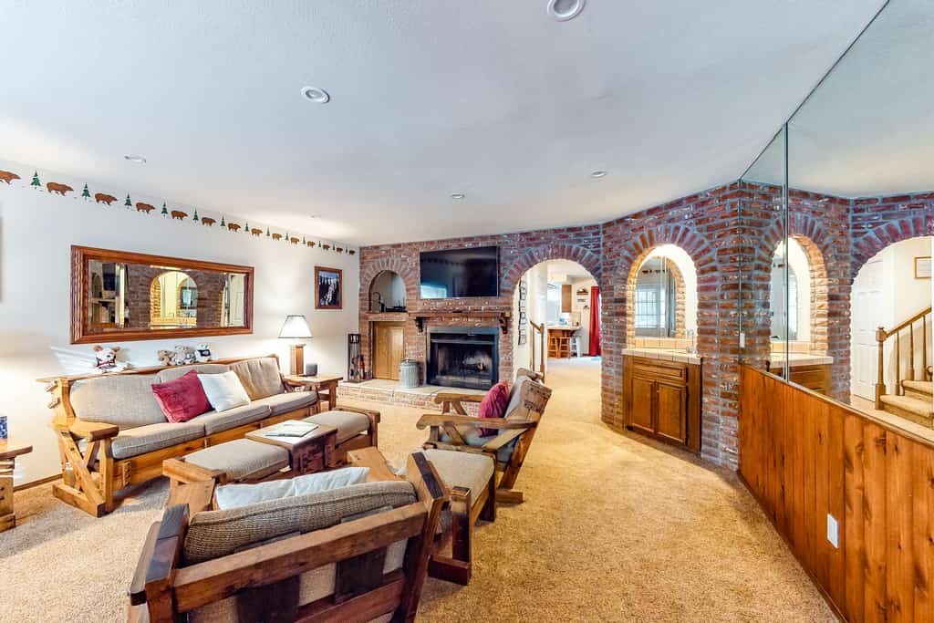 Rosie's Hideaway ~ Spacious Retreat Near the Mountain & Lake with Grill & Full Kitchen