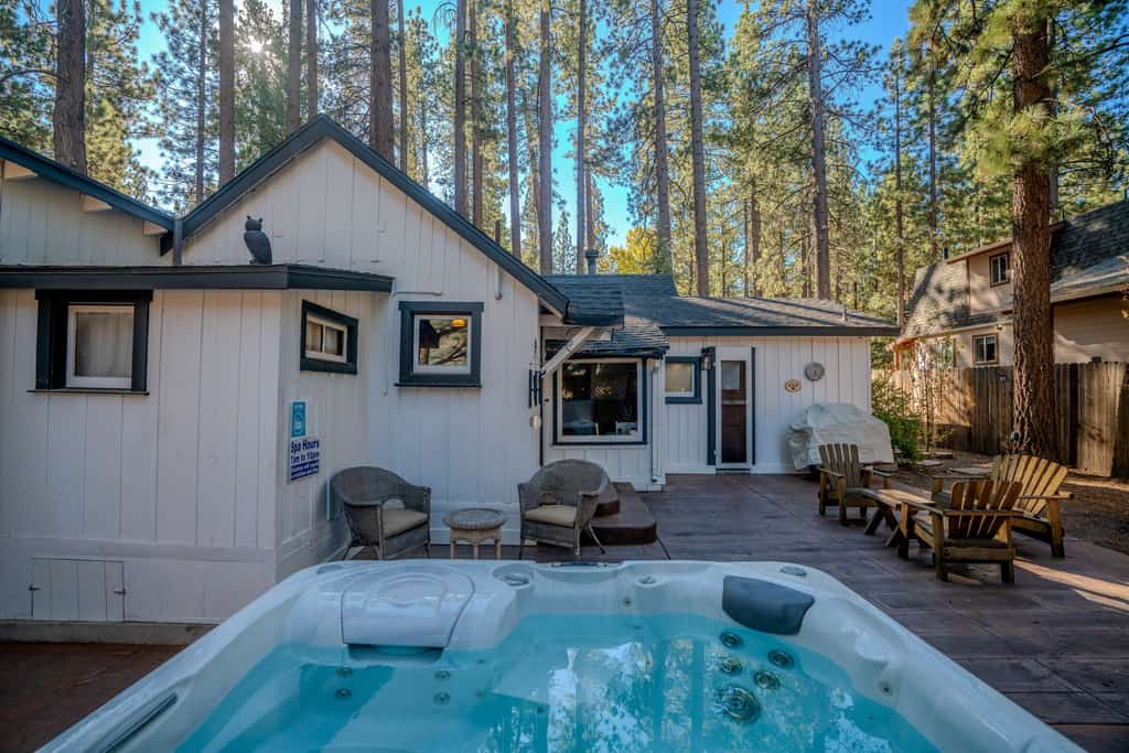 Hobbit House in Big Bear ~ Cozy & historic cabin with Wi-Fi & hot tub