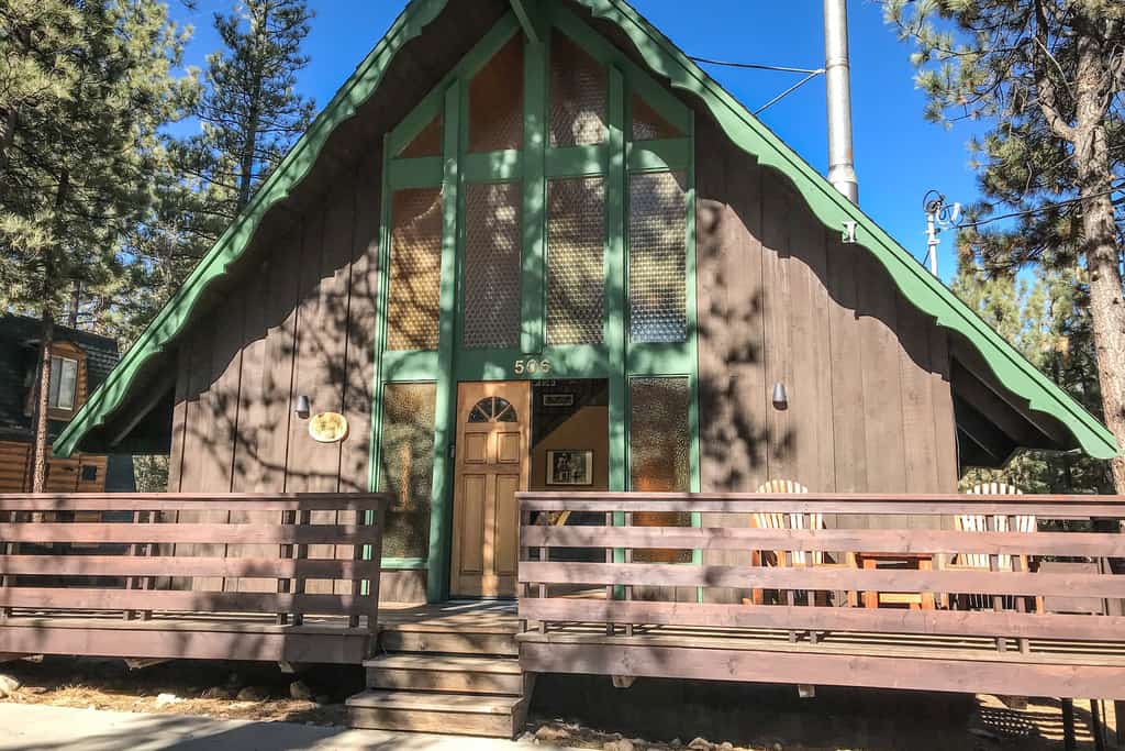 Pinewood Haus ~ Beautiful & Convenient 1960s Cabin w/ Wood Stove, near Skiing & Lake Attractions