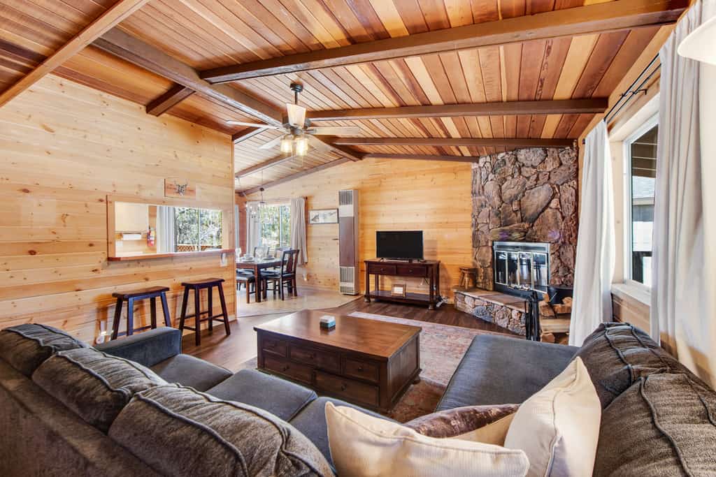 Vista Sugarloaf ~ Mountain getaway near town & skiing w/ gas grill & spacious deck