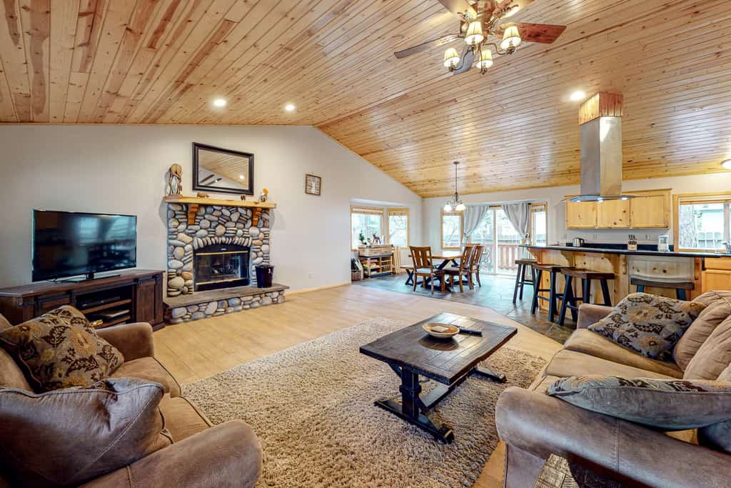 Peregrine Palace ~ Renovated Cabin w/ Private Hot Tub & Deck - Near Snow Summit & Bear Mountain