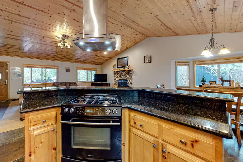 Peregrine Palace ~ Renovated Cabin w/ Private Hot Tub & Deck - Near Snow Summit & Bear Mountain