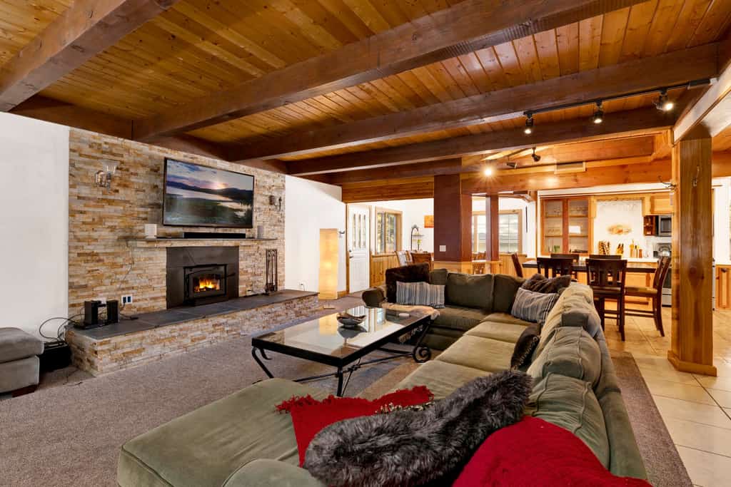 Summit Hideaway ~ Fantastic Mountain getaway with private hot tub, free Wi-Fi, full kitchen, & more