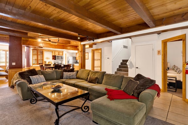 Summit Hideaway ~ Fantastic Mountain getaway with private hot tub, free Wi-Fi, full kitchen, & more