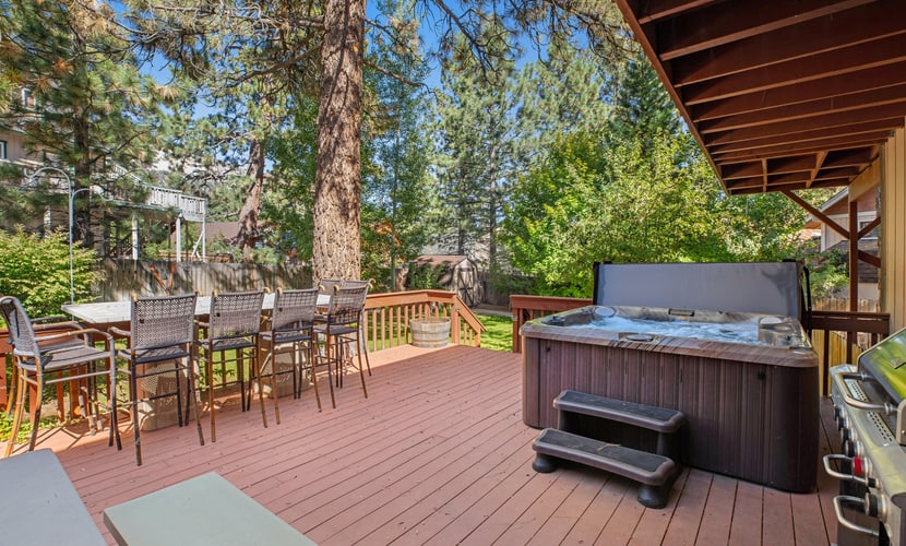 Mt Doble Dream Home ~ Spacious home with fenced yard, hot tub, firepit, grill, game room