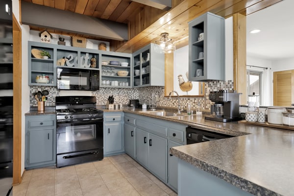 Big Bear Bungalow ~ Cozy Mountain home with fenced yard, grill, fireplace, & washer/dryer
