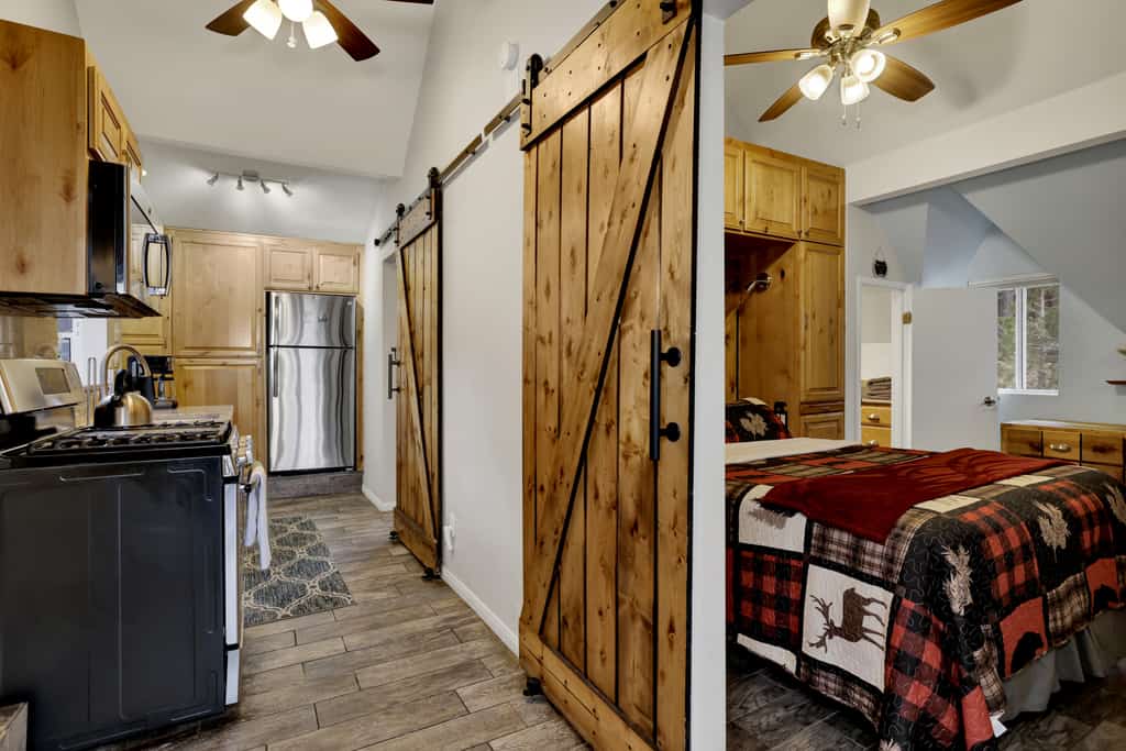 Castle Rock Cabin #1 ~ Comfortable cabin with modern amenities and deck - near hiking and lake