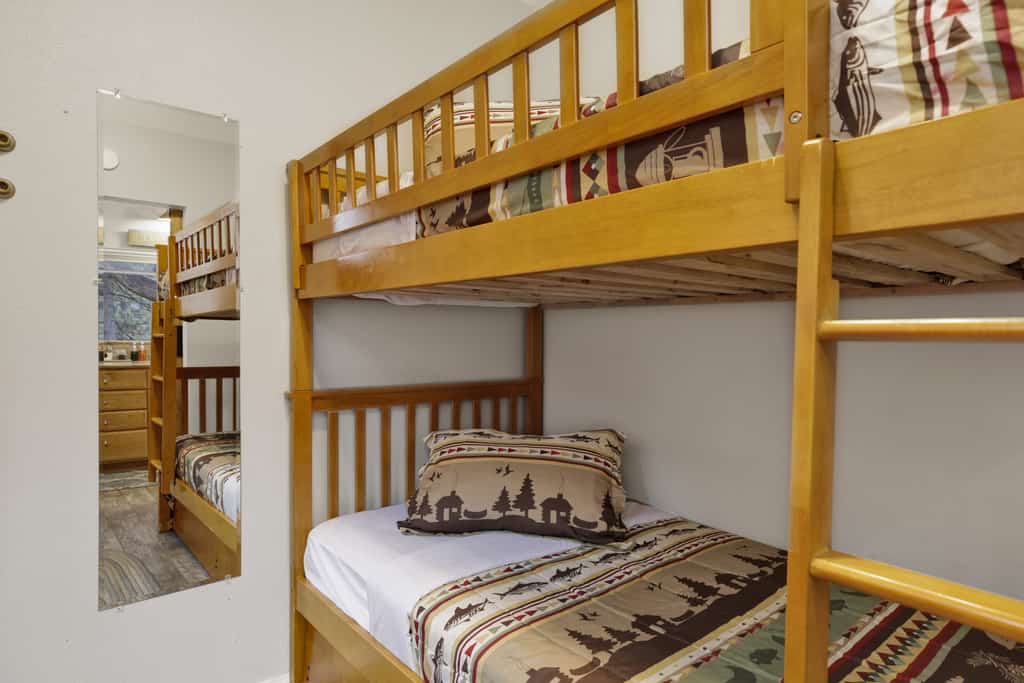 Castle Rock Cabin #1 ~ Comfortable cabin with modern amenities and deck - near hiking and lake