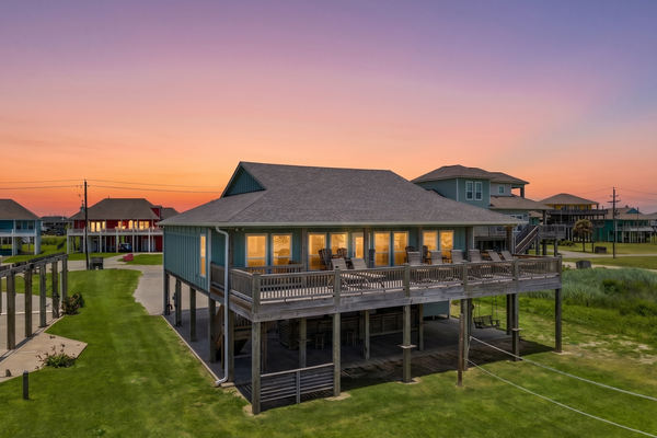 Beachfront | Firepit, Volleyball & Gazebo Dining