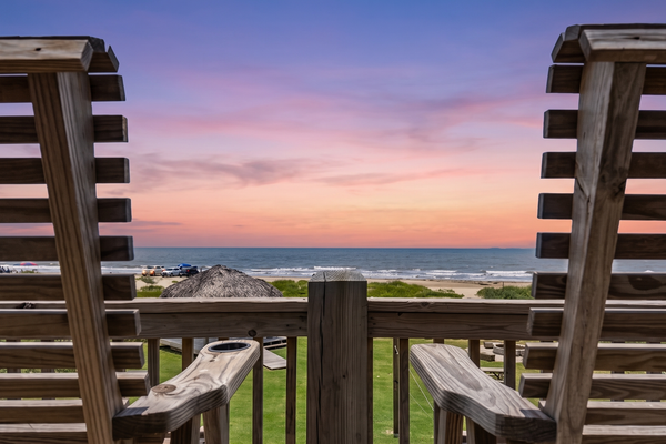 Beachfront | Firepit, Volleyball & Gazebo Dining