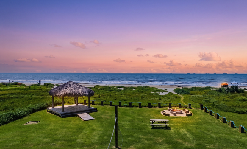 Beachfront | Firepit, Volleyball & Gazebo Dining