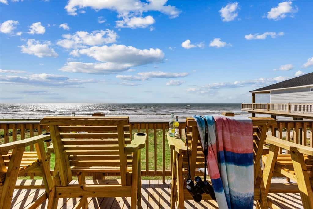 Beachfront | Ocean Views, Bar & Entertainment Area