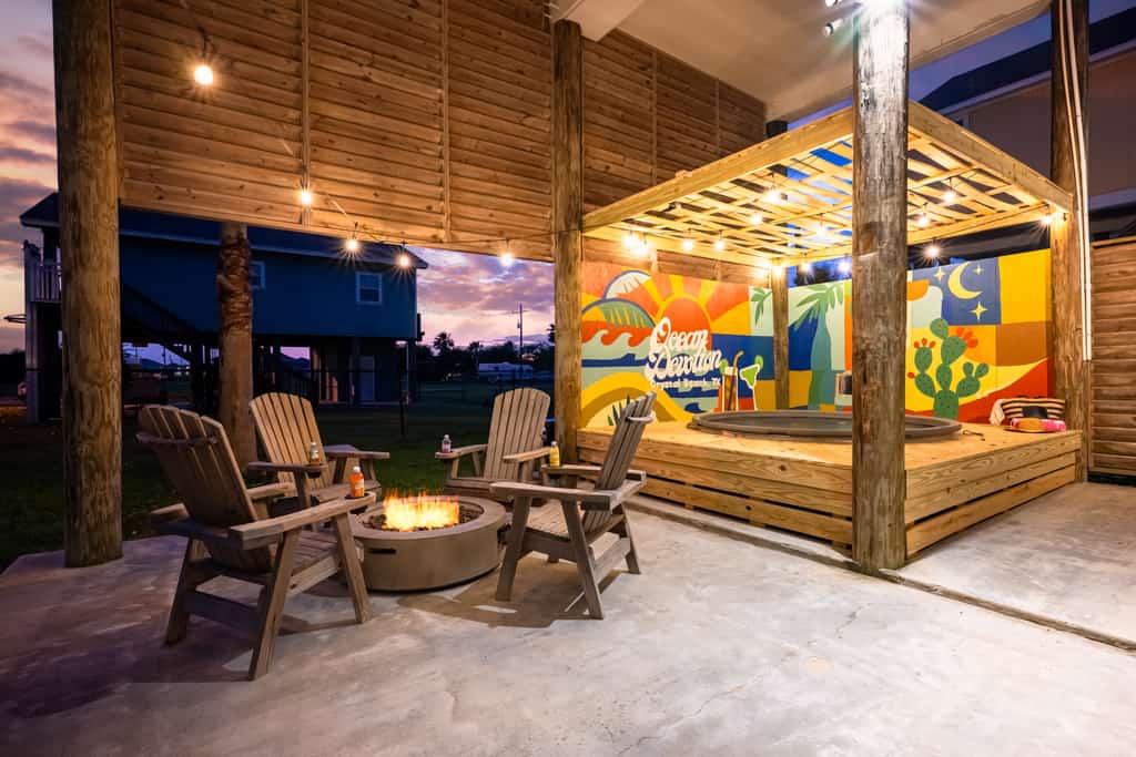 Steps to the Beach l Pool l Tiki Bar & Pet-Friendly
