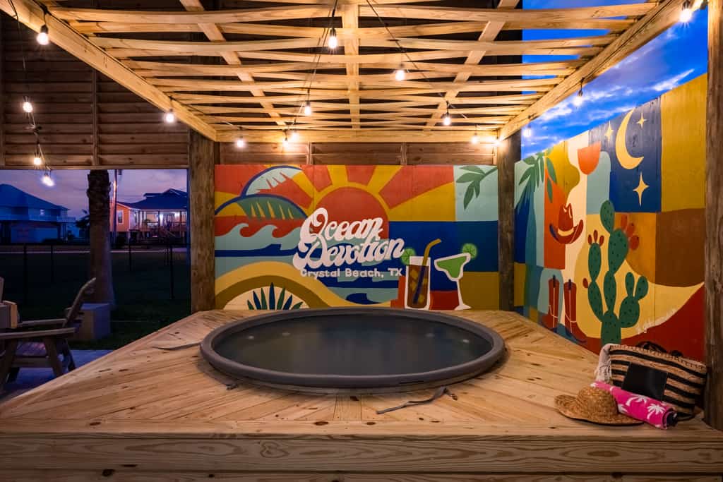 Steps to the Beach l Pool l Tiki Bar & Pet-Friendly