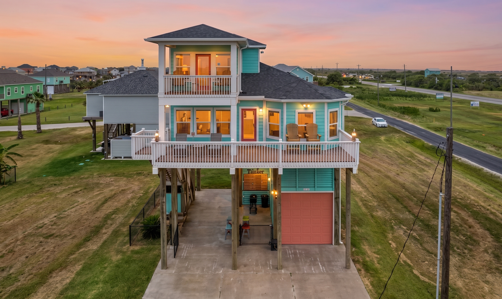 Steps to the Beach | Tiki Bar Fun | Epic Bay Views | Sleeps 8 | Pet-Friendly
