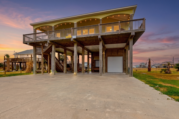 Ultimate | Steps to the Beach | Large Deck | Dog Haven