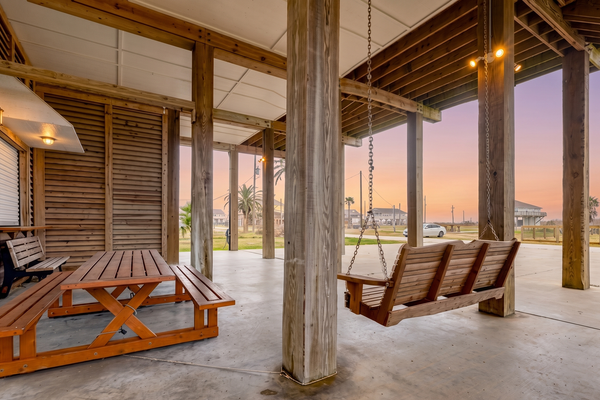 Ultimate | Steps to the Beach | Large Deck | Dog Haven