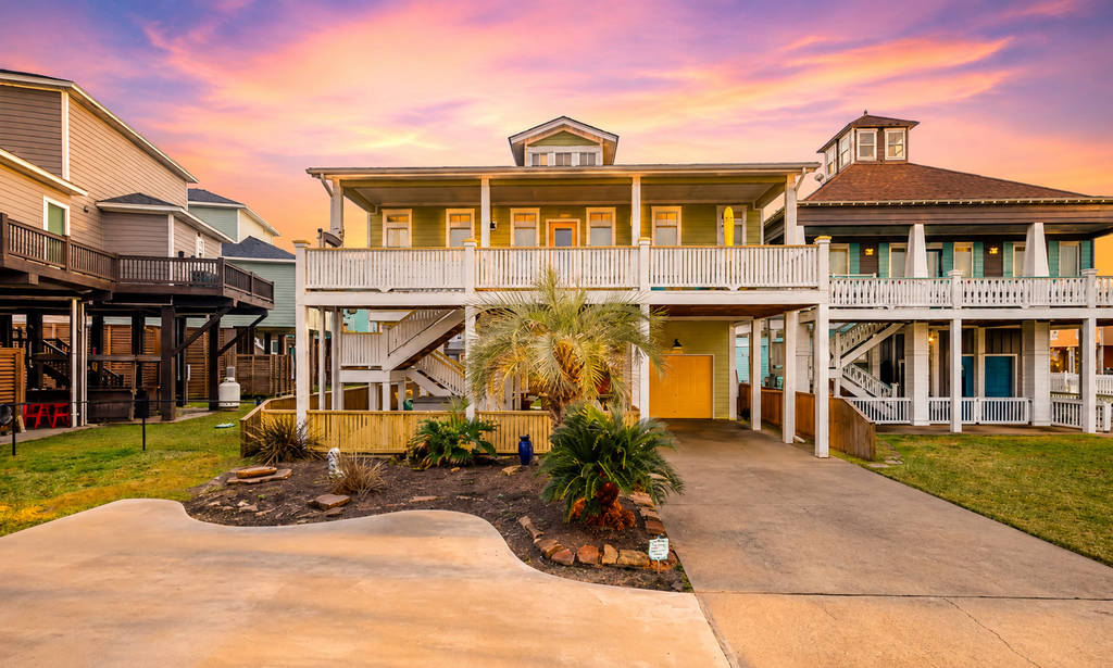 Retreat | Steps to the Beach | Large Deck | Family Fun