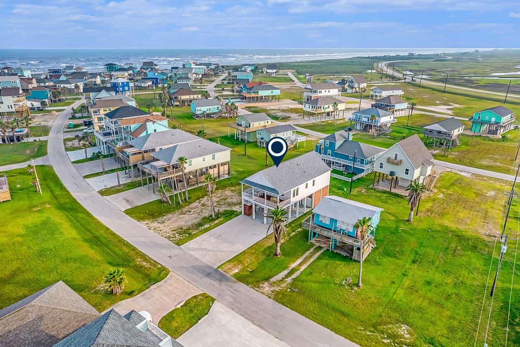 Gorgeous & Modern 3BR | Steps to the Beach | Large Deck | Modern