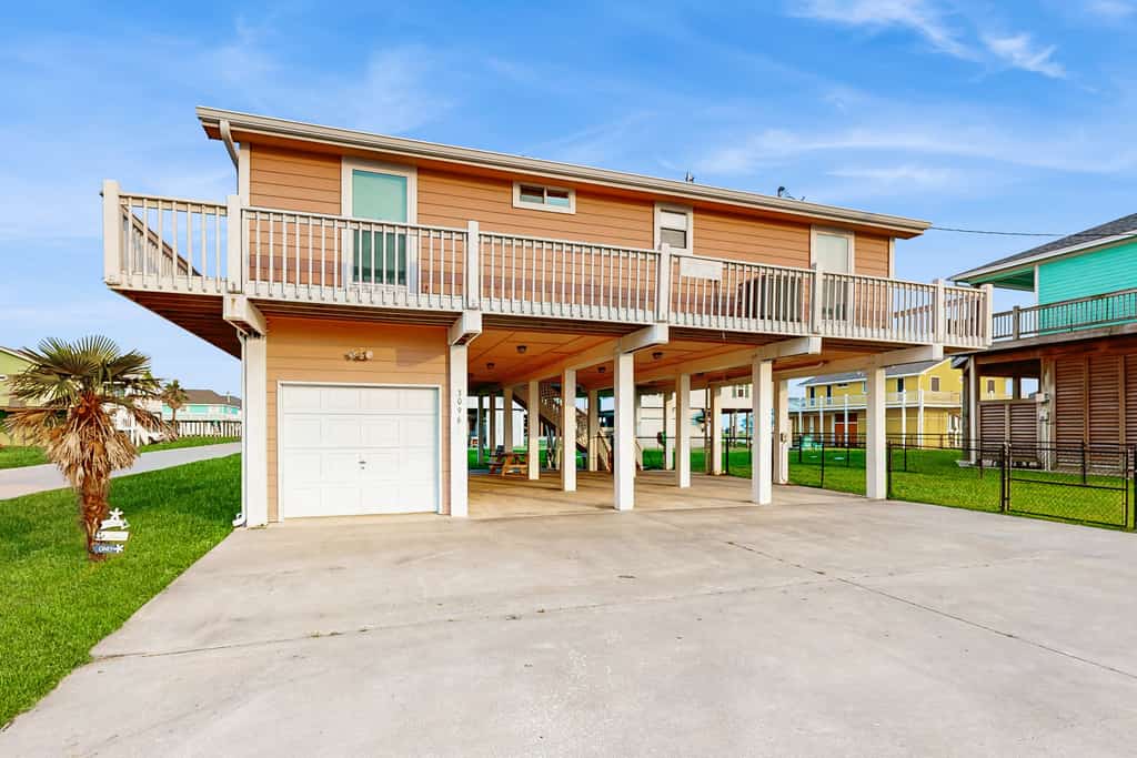 Charming | Gulf Views | Large Deck | Dog Friendly