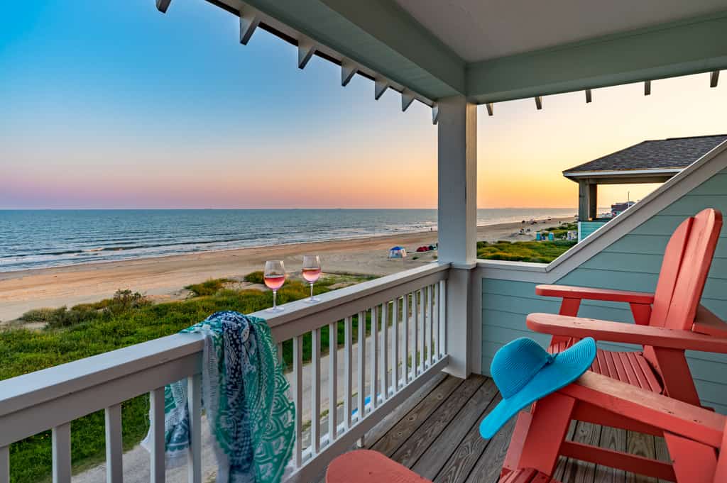 Gorgeous Beachfront | Sleeps 14 | TikiBar | PingPong & More