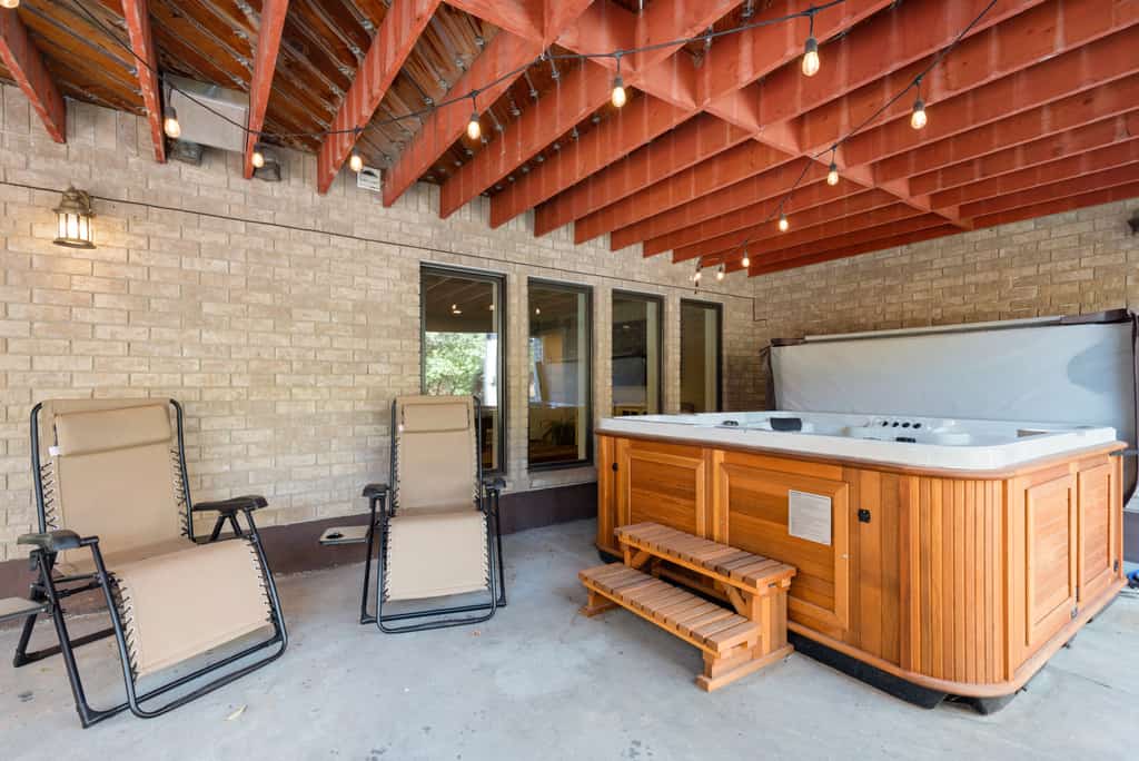 Stunning views, sleeps 10, firepit, decks, hot tub