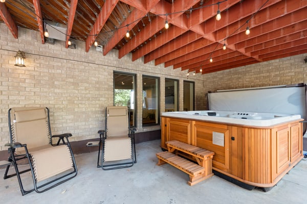 Stunning views, sleeps 10, firepit, decks, hot tub