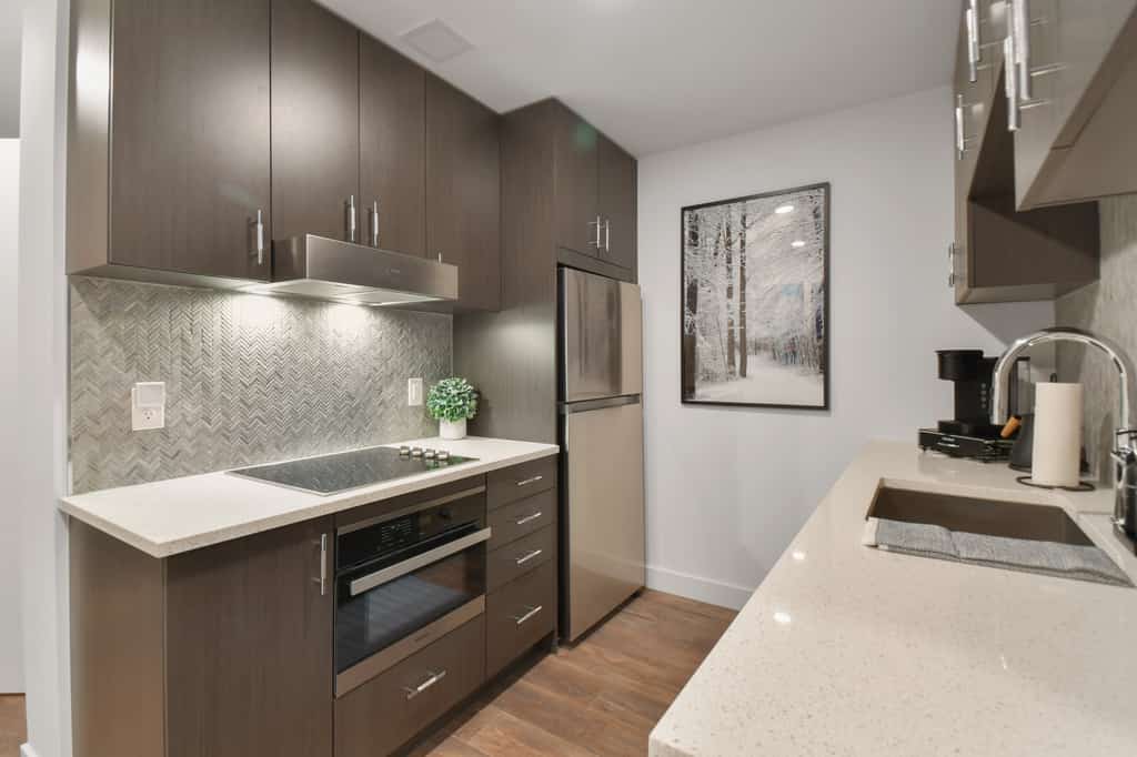 Lux studio, hot tub, king bed, views, gym, DeerVly
