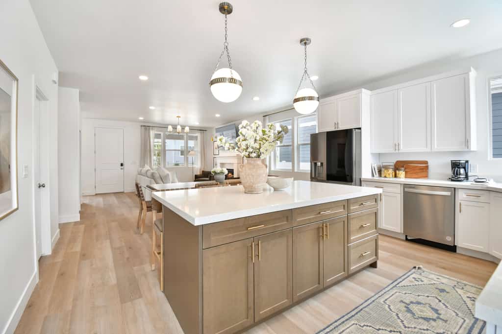 Modern 6br near skiing, luxe, sleeps 12, hot tub