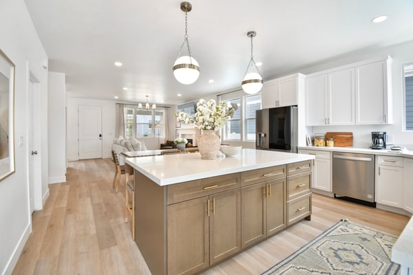 Modern 6br near skiing, luxe, sleeps 12, hot tub