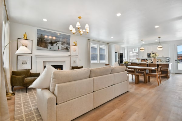Modern 6br near skiing, luxe, sleeps 12, hot tub