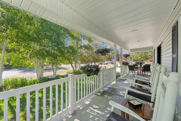 Creekside cutie, 3br 2.5ba, near skiing, sleeps 8